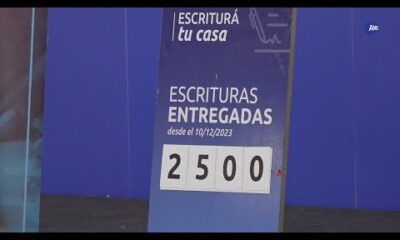 Claudio Poggi participa de la última entrega de escrituras en el 2024