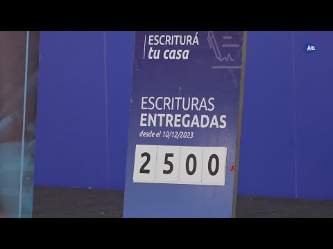 Claudio Poggi participa de la última entrega de escrituras en el 2024