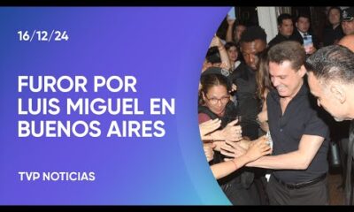 Luis Miguel en Buenos Aires: las fans los acompañan desde la puerta del hotel