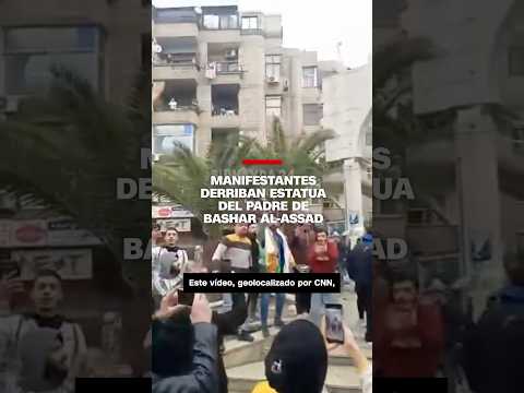 Manifestantes derriban estatua del padre de Bashar al-Assad Manifestantes derriban estatua del padre de Bashar al-Assad