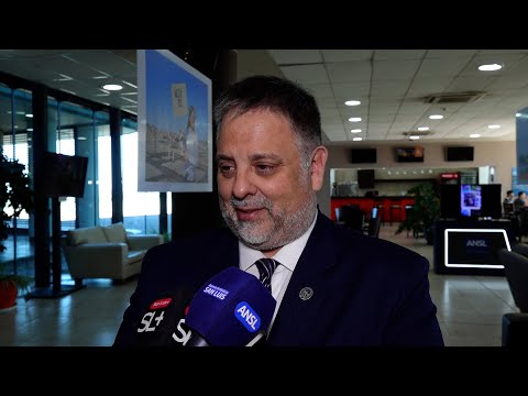 Ricardo Endeiza visita la muestra de cierre de año