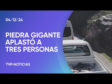 Una roca aplastó una camioneta en Perú Una roca aplastó una camioneta en Perú