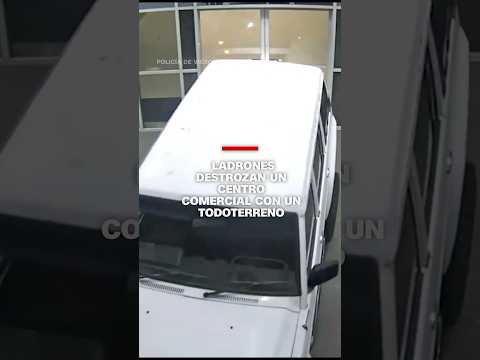Video muestra cómo ladrones destrozan un centro comercial con una camioneta