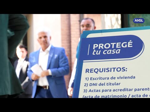 Claudio Poggi participa de la entrega de escrituras en el Molino Fénix