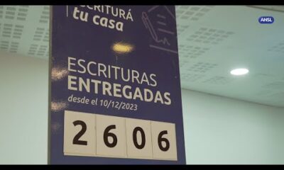 Claudio Poggi participa de la entrega de escrituras en Salón Blanco