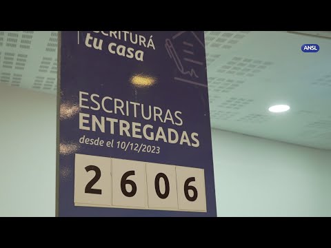 Claudio Poggi participa de la entrega de escrituras en Salón Blanco Claudio Poggi participa de la entrega de escrituras en Salón Blanco