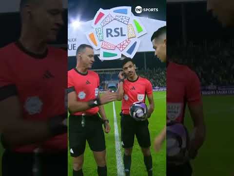 Cristiano Ronaldo y el Ã¡rbitro WILMAR ROLDÃN presentes en el sorteo de capitanes