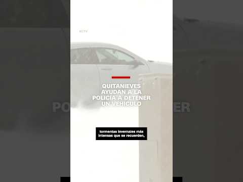 Tres quitanieves ayudan a la Policía a detener un vehículo en el momento indicado Tres quitanieves ayudan a la Policía a detener un vehículo en el momento indicado