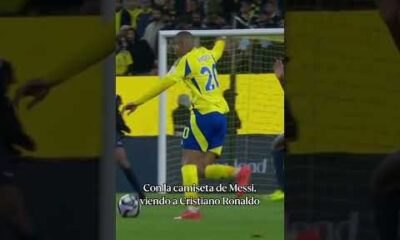 UN HINCHA CON LA CAMISETA DE MESSI mirando al equipo de Cristiano Ronaldo ð