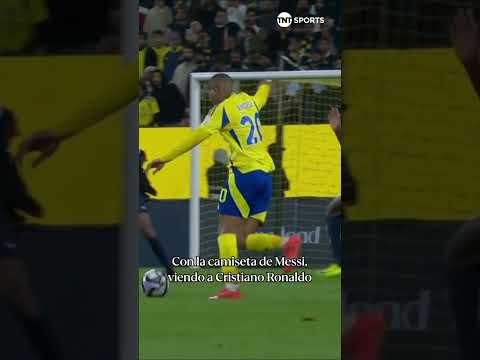 UN HINCHA CON LA CAMISETA DE MESSI mirando al equipo de Cristiano Ronaldo ð