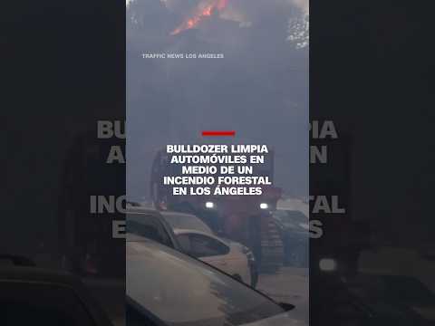 Una excavadora retira automóviles en el incendio forestal de Los Ángeles