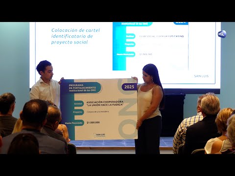 Claudio Poggi entrega créditos para ONG en Salón Blanco