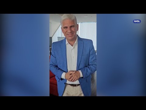 Claudio Poggi saluda a Juana Koslay