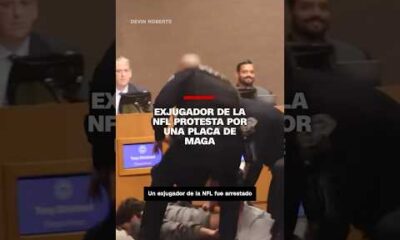 Detienen a un exjugador de la NFL por protestar por una placa de MAGA