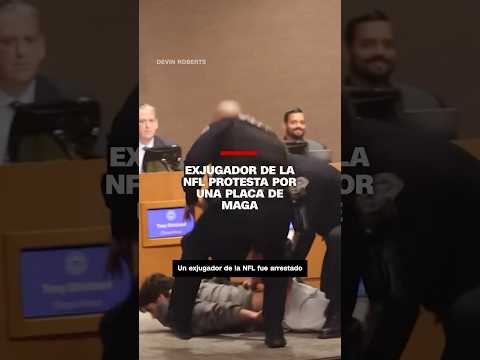 Detienen a un exjugador de la NFL por protestar por una placa de MAGA