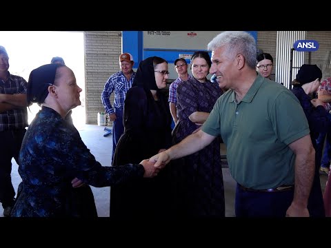 El gobernador Poggi visitó a la comunidad menonita