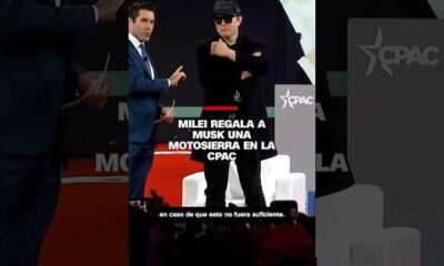 Milei regala a Musk una motosierra en la CPAC