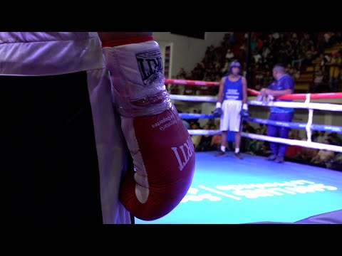 El Gobernador acompañó una nueva velada boxística bajo las luces del ring del ‘Pablo Zorrilla’