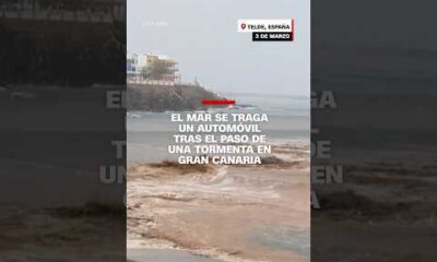El mar se traga un auto tras el paso de tormenta en Gran Canaria