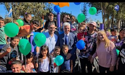 Cientos de vecinos y decenas de niños acudieron a la inauguración de la renovada plaza 1° de Mayo