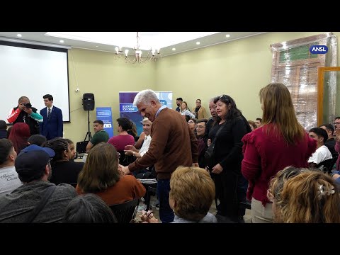 Claudio Poggi participa de la entrega de escrituras en Naschel Claudio Poggi participa de la entrega de escrituras en Naschel