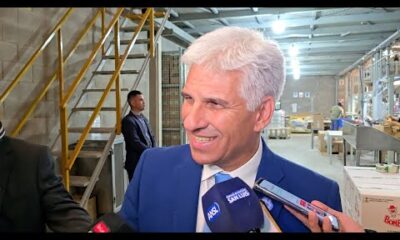 Claudio Poggi habla con la prensa en fábrica Dilax