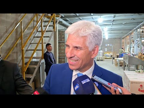 Claudio Poggi habla con la prensa en fábrica Dilax