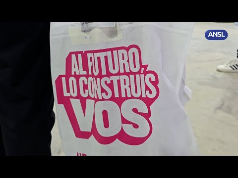 Claudio Poggi participó de la entrega de indumentaria en Buena Esperanza Claudio Poggi participó de la entrega de indumentaria en Buena Esperanza