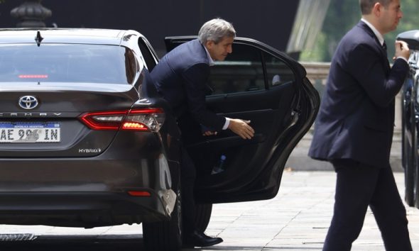 Caputo ahora prepara un canje porque no tiene los dólares para pagar la deuda