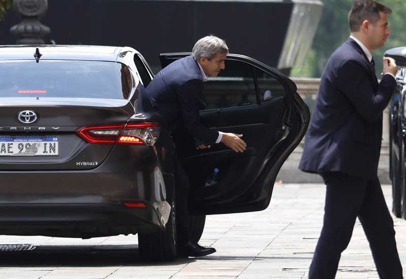 Caputo ahora prepara un canje porque no tiene los dólares para pagar la deuda