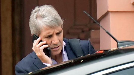 Caputo cierra 2026 apretado por los vencimientos de deuda