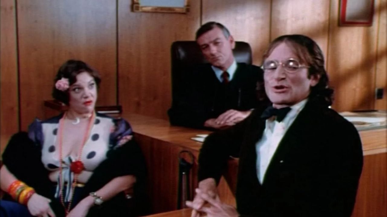 Debutó hace 48 años en la secuela de una comedia picantona. Cortaron todas sus escenas, pero acabó convirtiéndose en la persona más querida de Hollywood. ¿Le reconoces?