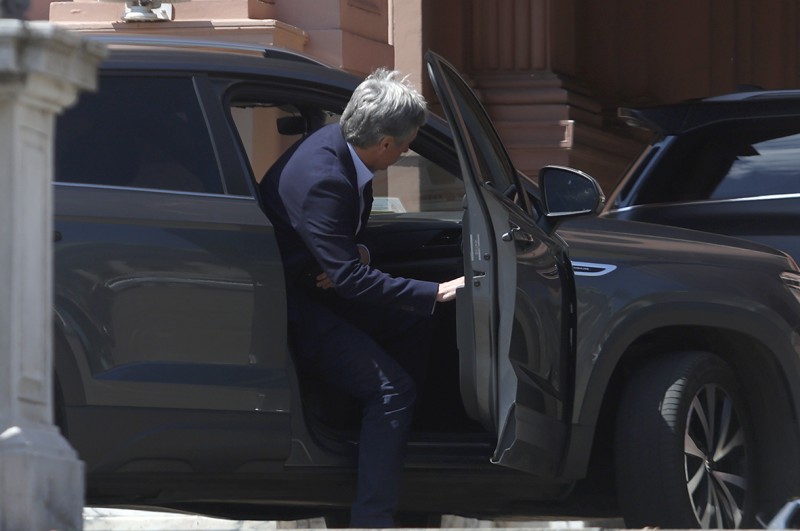 El ajuste de las bandas por inflación despertó al dólar que se acercó al techo de la banda