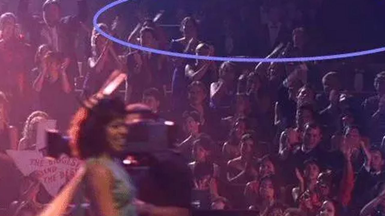 En la esquina superior derecha de esta imagen de ‘Miss Agente Especial’, verás recortes de cartón haciendo bulto en la imagen