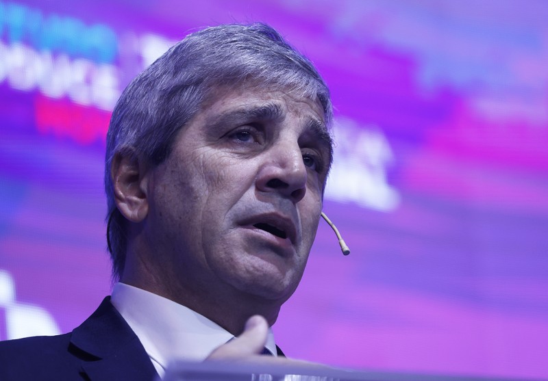 Fallido regreso a los mercados: Caputo consiguió apenas USD 910 millones y tuvo que pagar 9,25% de tasa