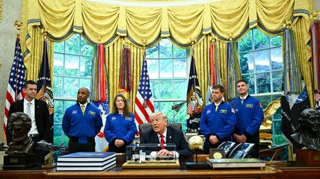 Donald Trump recibió a los astronautas de Artemis II tras el histórico viaje a la órbita lunar