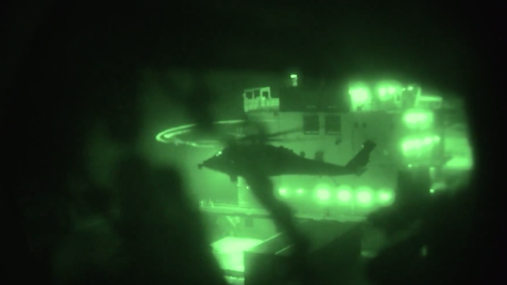 EEUU difundió el abordaje nocturno de un grupo de marines a un buque petrolero iraní