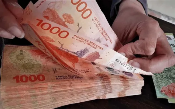 El salario mínimo en Argentina tuvo una caída de casi el 40% y es uno de los 3 peores de América, junto a Cuba y Venezuela