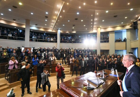 Elías Suárez abrió las sesiones en Santiago del Estero: fuerte contraste con Nación y doble bono para estatales