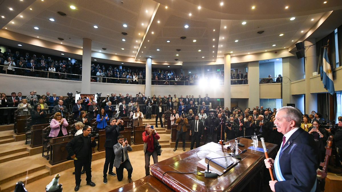 Elías Suárez abrió las sesiones en Santiago del Estero: fuerte contraste con Nación y doble bono para estatales