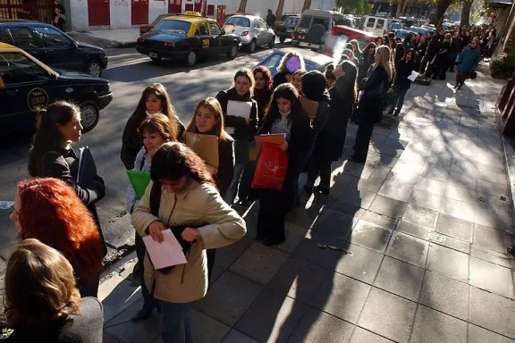 Encuesta revela que el desempleo y los ingresos preocupan más que la inflación