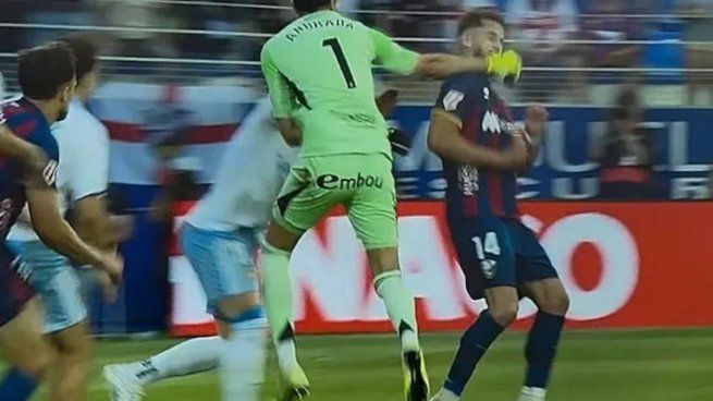 Escándalo en España: el video de Esteban Andrada expulsado tras golpear a un futbolista