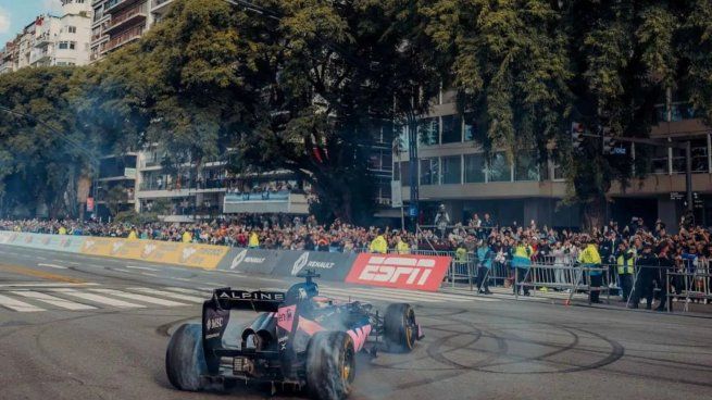 Fanatismo extremo: juntó restos de neumático del auto de Franco Colapinto tras la exhibición en CABA
