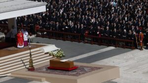 Las fotos más impactantes del funeral del papa Francisco en el Vaticano, a un año de su muerte
