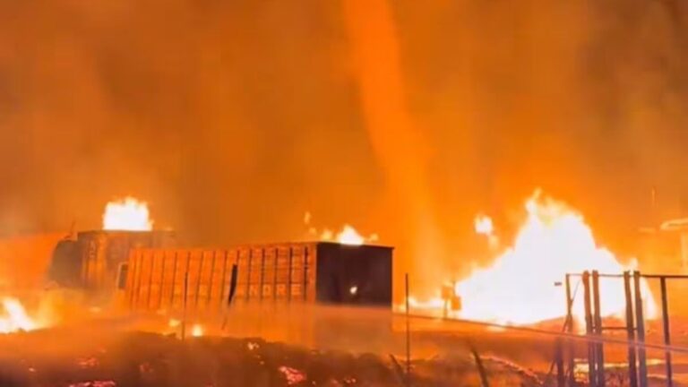 Un tornado de fuego en una planta de residuos desató pánico en España y obligó a evacuar viviendas
