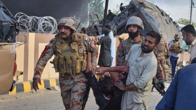 Ataque terrorista en Pakistán contra un tren militar dejó 24 víctimas