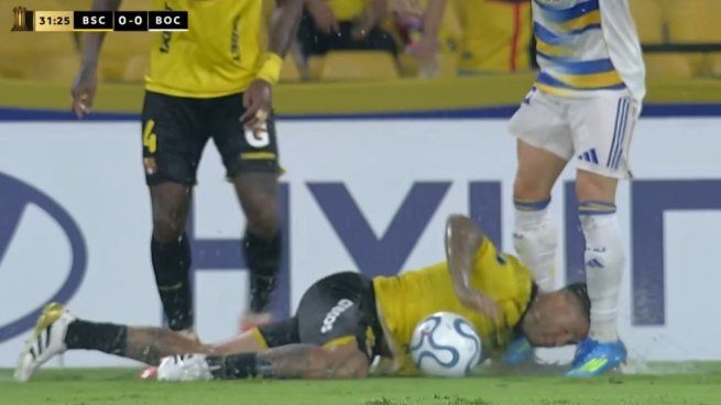Boca: el video de la dura patada de Santiago Ascacibar de tarjeta roja al jugador de Barcelona de Ecuador