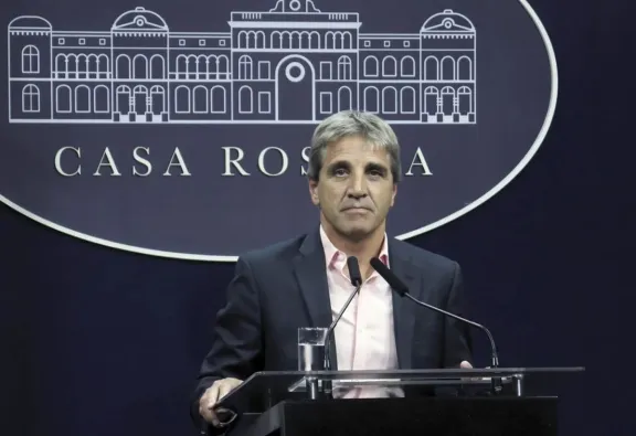 Caputo confirma negociación con bancos privados por hasta US$7