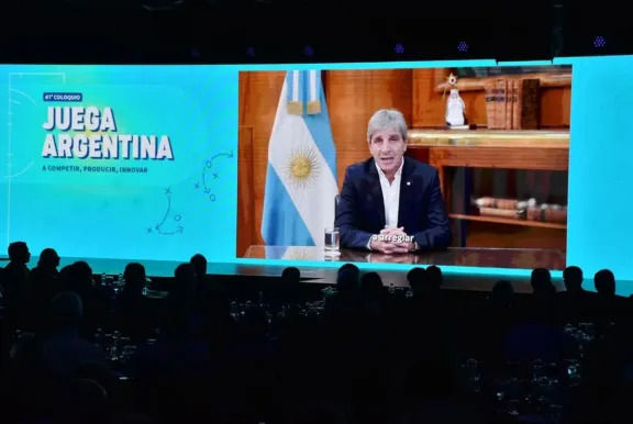 Caputo descartó una devaluación y anunció reformas para ganar competitividad