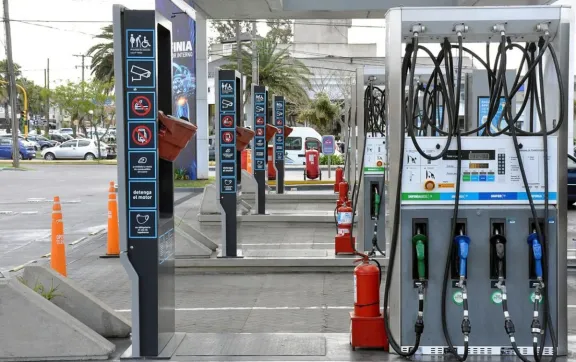 Combustibles: el Gobierno postergó el aumento impositivo hasta abril